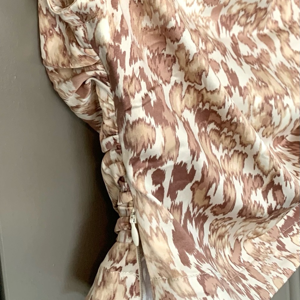 Anthropologie High Neck ruched blouse Tan white pattern.Dressy or casual. Size M - Picture 5 of 6